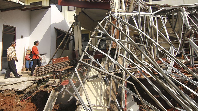 Perpustakaan Sekolah SDN 4 Beji Depok Ambruk akibat Hujan Deras - Bagian 2