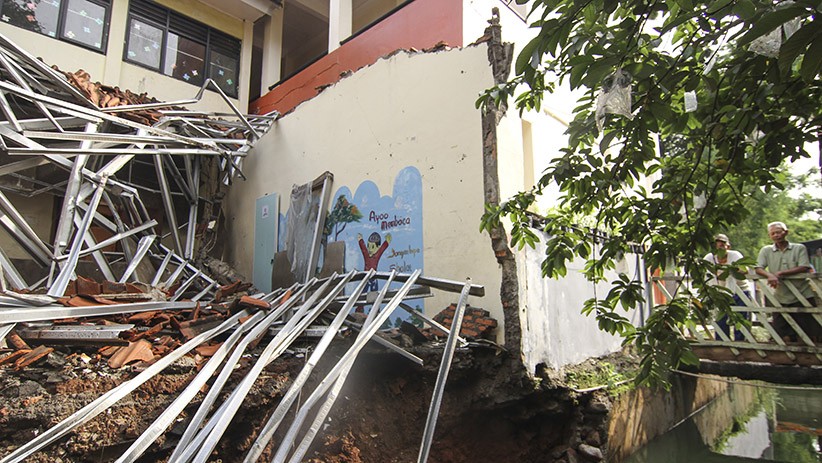 Perpustakaan Sekolah SDN 4 Beji Depok Ambruk akibat Hujan Deras - Bagian 1