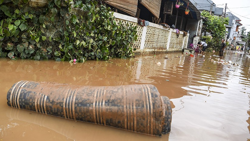 Banjir di Bintaro Surut, Mobil-Mobil Dipenuhi Lumpur - Bagian 3