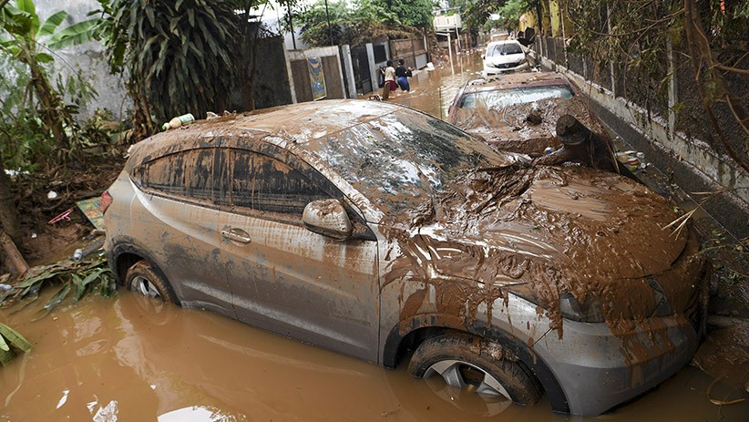Banjir di Bintaro Surut, Mobil-Mobil Dipenuhi Lumpur - Bagian 1