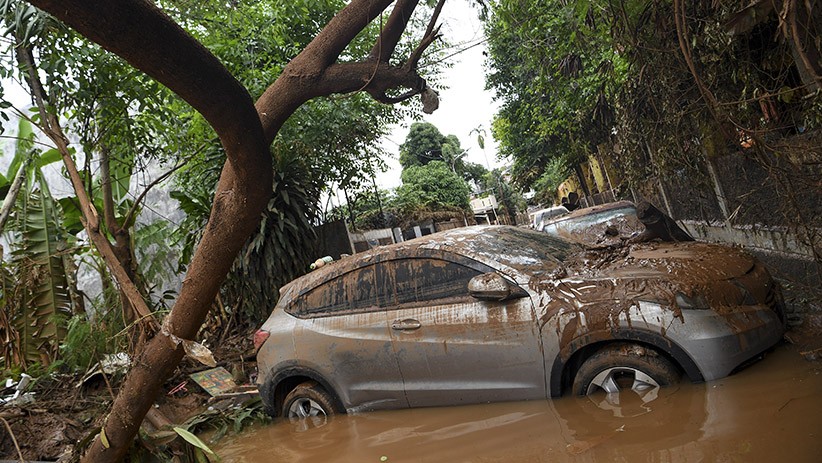 Banjir di Bintaro Surut, Mobil-Mobil Dipenuhi Lumpur - Bagian 2