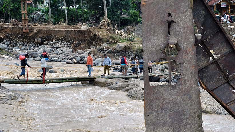 Jembatan Utama Sungai Cidurian Bogor Ambruk Diterjang Banjir Bandang - Bagian 2