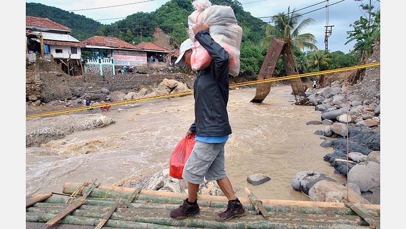 Jembatan Utama Sungai Cidurian Bogor Ambruk Diterjang Banjir Bandang - Bagian 3