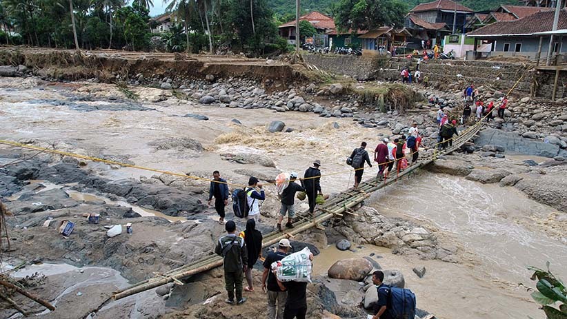 Jembatan Utama Sungai Cidurian Bogor Ambruk Diterjang Banjir Bandang - Bagian 1
