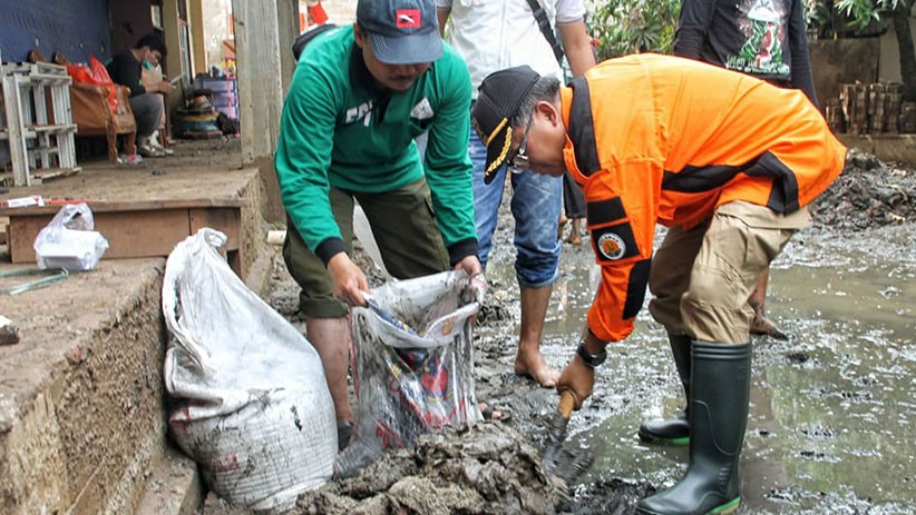PKS Bantu Korban Banjir di Cipinang Melayu - Bagian 3