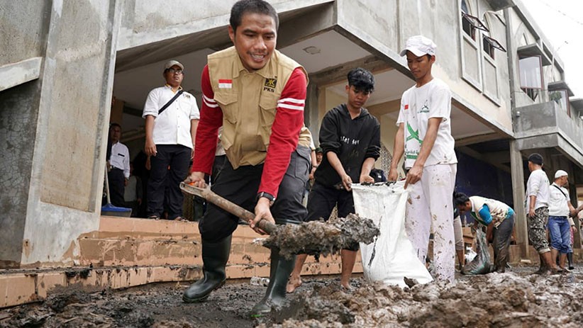 PKS Bantu Korban Banjir di Cipinang Melayu - Bagian 1