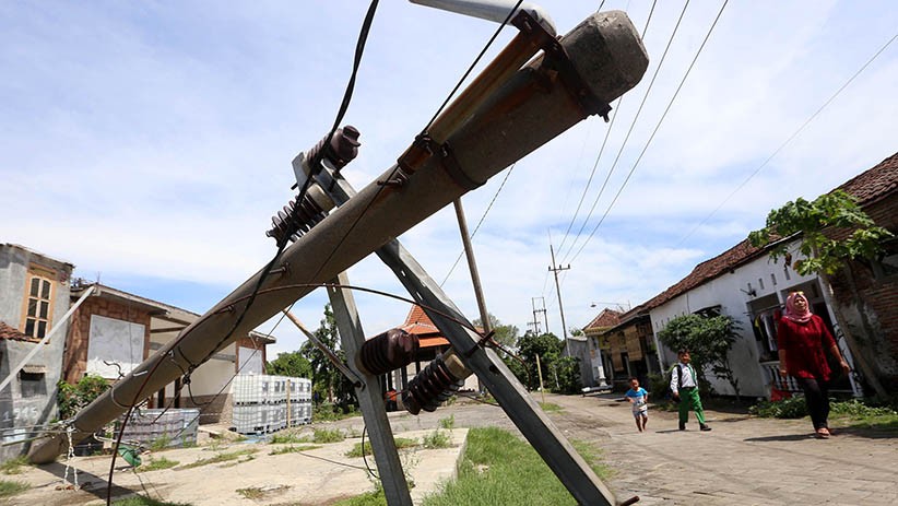 Puluhan Tiang Listrik Roboh Diterjang Angin Kencang di Surabaya