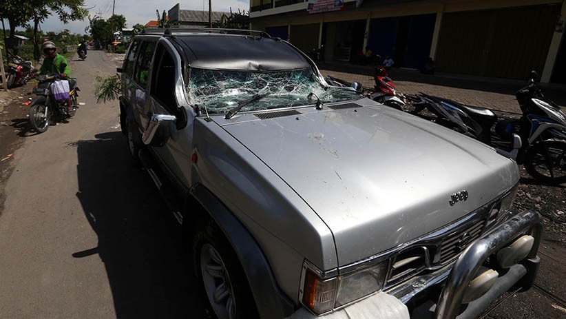 Puluhan Tiang Listrik Roboh Diterjang Angin Kencang di Surabaya