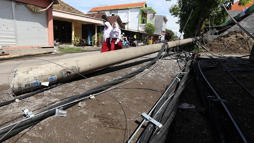 Puluhan Tiang Listrik Roboh Diterjang Angin Kencang di Surabaya
