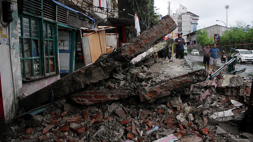 Bangunan Tua Roboh Timpa Kios di Makassar - Bagian 2
