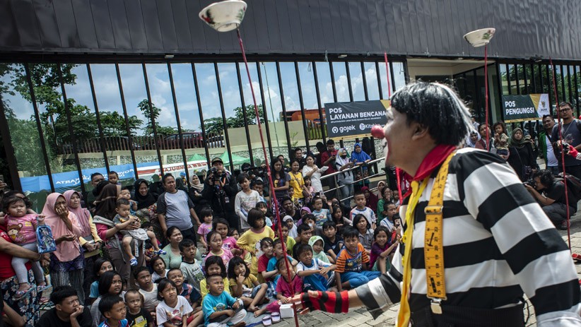 Aksi Lucu Para Badut Hibur Anak Pengungsi Korban Banjir Jakarta - Bagian 2