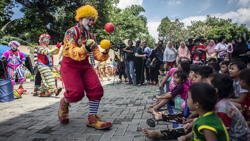 Aksi Lucu Para Badut Hibur Anak Pengungsi Korban Banjir Jakarta - Bagian 1