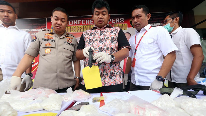 Bandar Narkoba Bawa Senjata Api agar Percaya Diri Jual Pil Double L di Surabaya