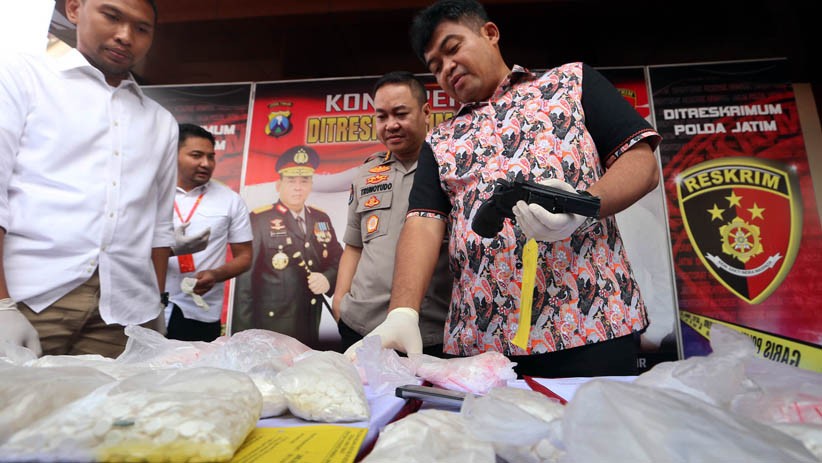 Bandar Narkoba Bawa Senjata Api agar Percaya Diri Jual Pil Double L di Surabaya