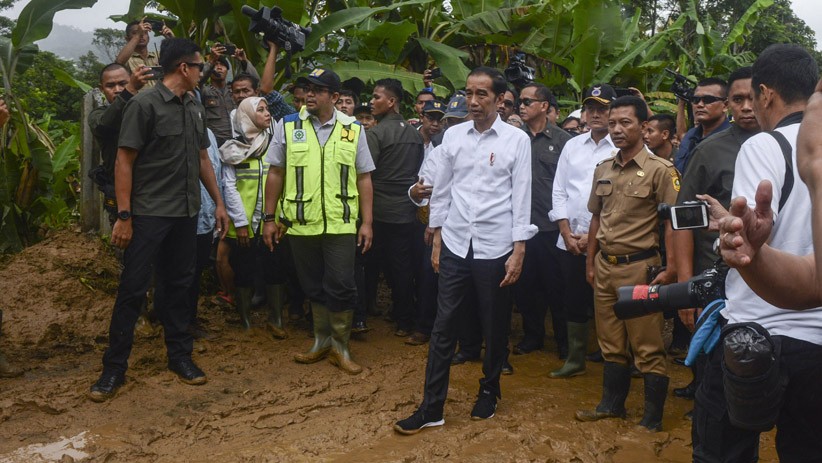 Hujan Deras, Presiden Jokowi Kunjungi Korban Banjir Bandang Sukajaya Bogor - Bagian 2