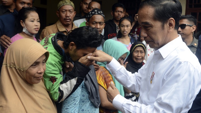 Hujan Deras, Presiden Jokowi Kunjungi Korban Banjir Bandang Sukajaya Bogor - Bagian 3
