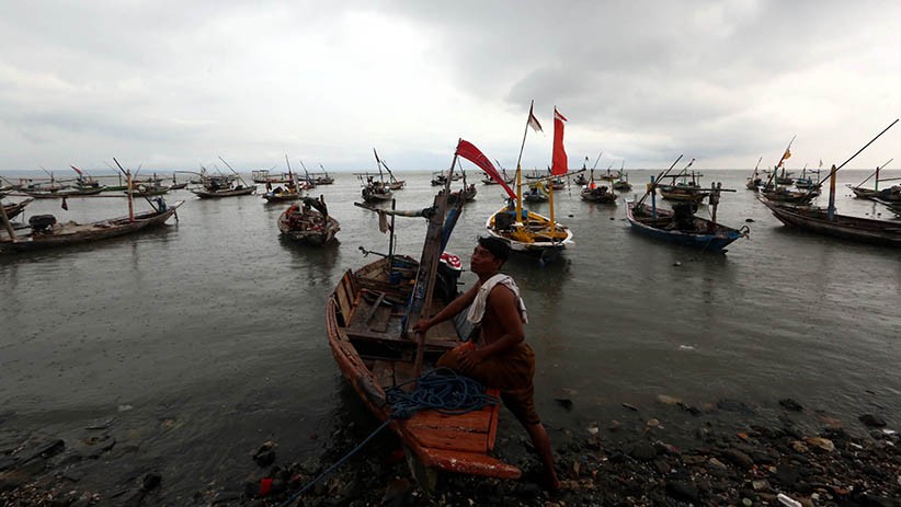 title Ratusan Nelayan di Maros Digiring Petugas Menuju Posko Covid-19 sebelum Tiba di Kampung Halaman Ratusan Nelayan di Maros Digiring Petugas Menuju Posko Covid-19 sebelum Tiba di Kampung Halaman