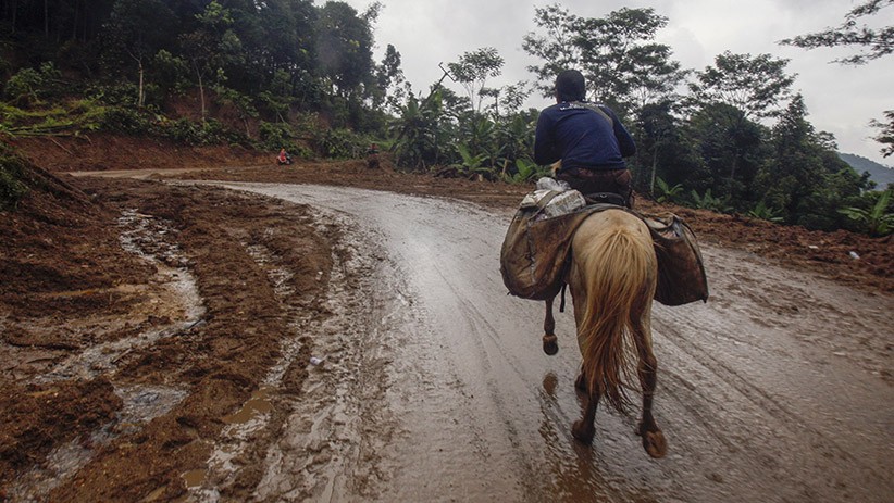 Jalan Putus, Kuda Jadi Transportasi Relawan Menuju Lokasi Longsor Sukajaya