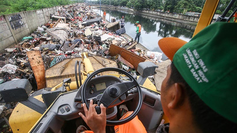 Sampah Sisa Banjir Menumpuk di Sepanjang Jalan Inspeksi Cengkareng - Bagian 1