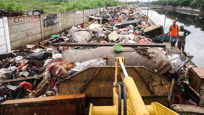 Sampah Sisa Banjir Menumpuk di Sepanjang Jalan Inspeksi Cengkareng - Bagian 2