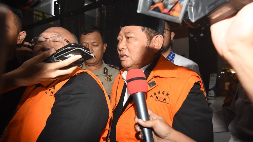 KPK Tahan Bupati Sidoarjo Saiful Ilah - Bagian 2