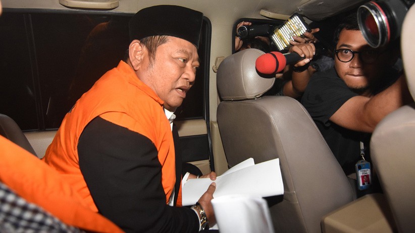 KPK Tahan Bupati Sidoarjo Saiful Ilah - Bagian 1