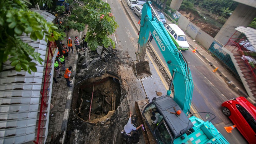 Penampakan Jalan Berlubang 2,5 Meter di Jalan Daan Mogot Tangerang - Bagian 1
