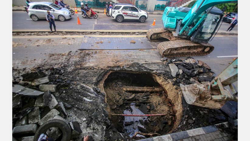 Penampakan Jalan Berlubang 2,5 Meter di Jalan Daan Mogot Tangerang - Bagian 2
