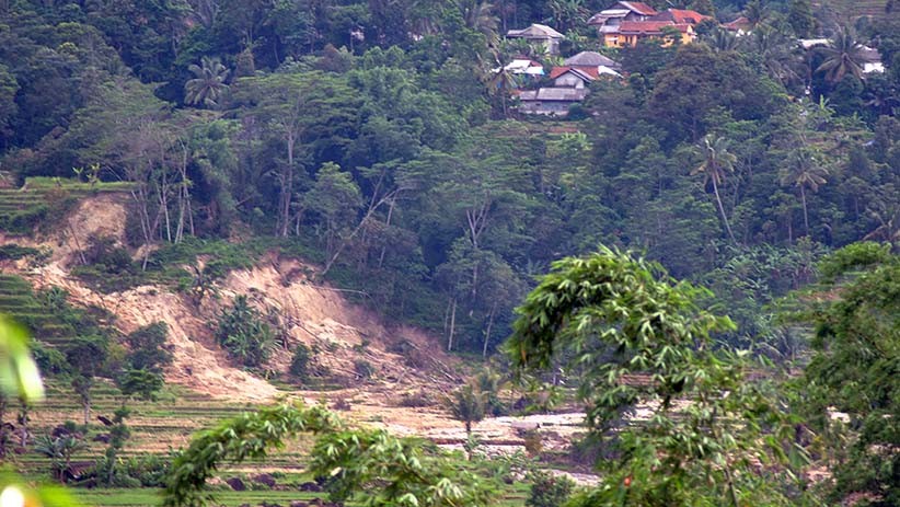 Gubernur Jabar Akan Relokasi 2.000 KK dari Lokasi Longsor Sukajaya Bogor - Bagian 1