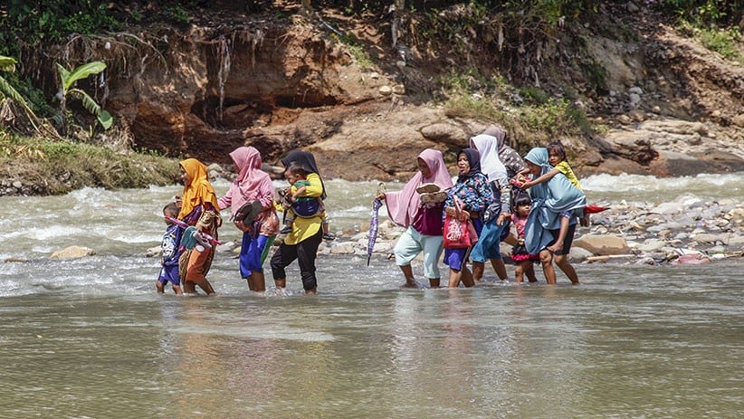 Warga Nekat Seberangi Sungai Cikaniki Bogor karena Jembatan Putus - Bagian 2
