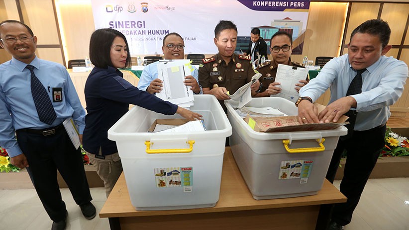 DJP Jatim Serahkan Tersangka Penyelewengan Pajak Miliaran Rupiah ke Kejaksaan - Bagian 1