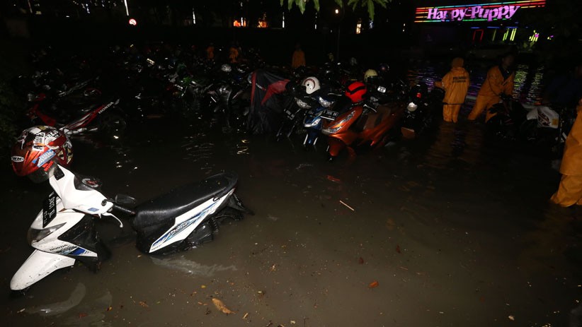 Hujan Deras Mengguyur Surabaya, Ratusan Motor Terendam Banjir - Bagian 2