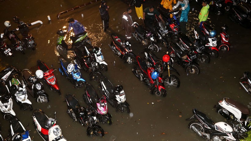 Hujan Deras Mengguyur Surabaya, Ratusan Motor Terendam Banjir