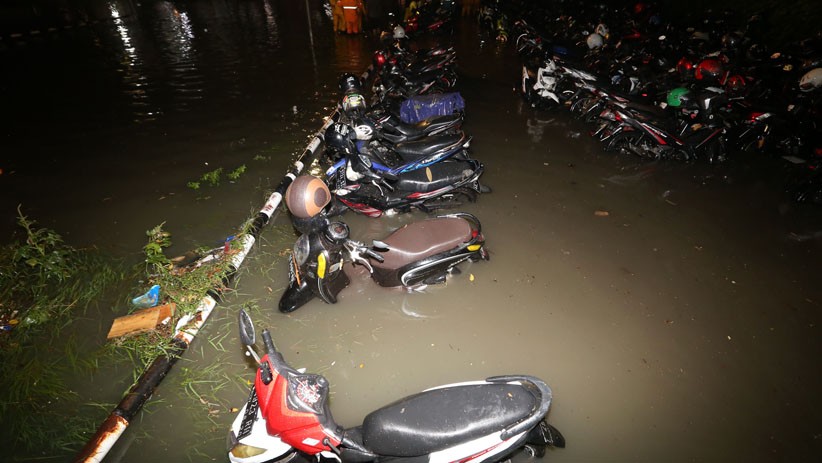 Hujan Deras Mengguyur Surabaya, Ratusan Motor Terendam Banjir