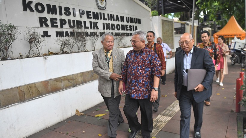 Tim Hukum PDIP Gelar Pertemuan Tertutup dengan KPU - Bagian 1