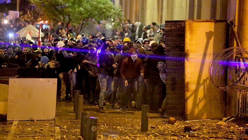 Lebanon Dilanda Krisis, Demonstran Bentrok dengan Polisi - Bagian 2