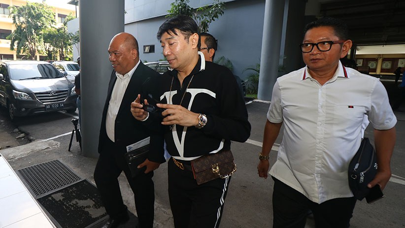 Kasus Investasi Bodong MeMiles, Desainer Adjie Notonegoro Diperiksa Polisi - Bagian 2