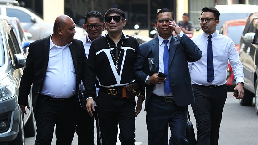 Kasus Investasi Bodong MeMiles, Desainer Adjie Notonegoro Diperiksa Polisi - Bagian 1