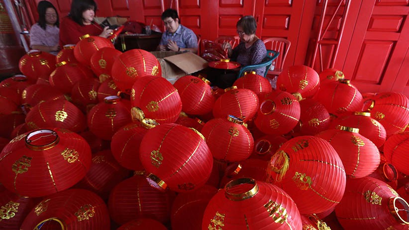 Jelang Imlek, Kelenteng Cokro Surabaya Dihiasi 160 Lampion - Bagian 2