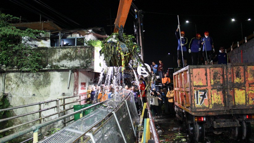 Sungai Buntung Sidoarjo Tertutup Sampah dan Eceng Gondok - Bagian 3