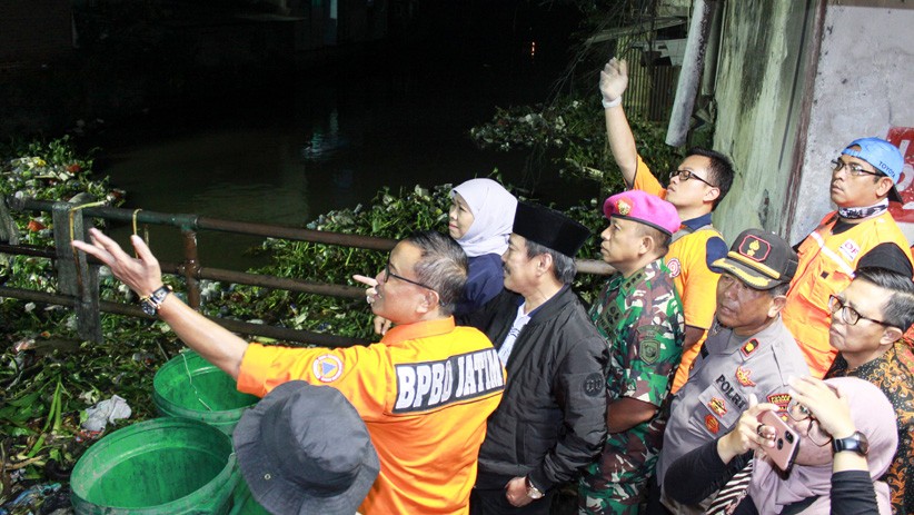 Sungai Buntung Sidoarjo Tertutup Sampah dan Eceng Gondok - Bagian 1