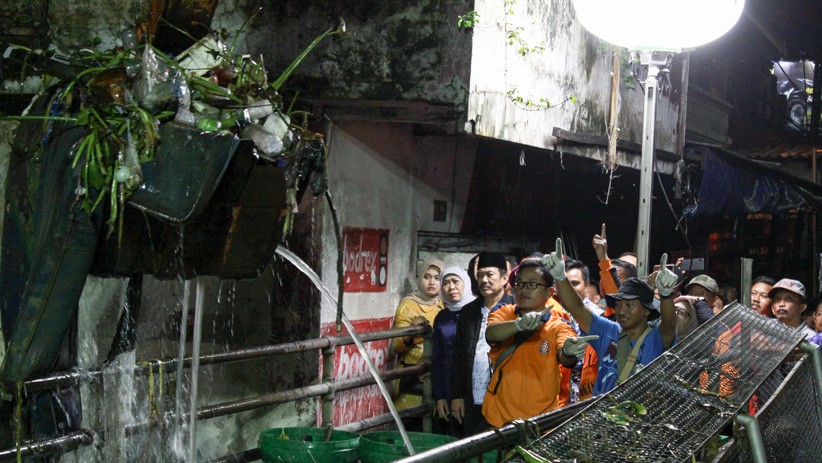 Sungai Buntung Sidoarjo Tertutup Sampah dan Eceng Gondok - Bagian 2