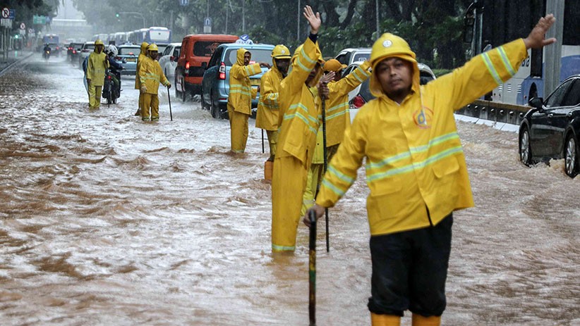 Penampakan Pintu Masuk Monas Terendam Banjir - Bagian 5