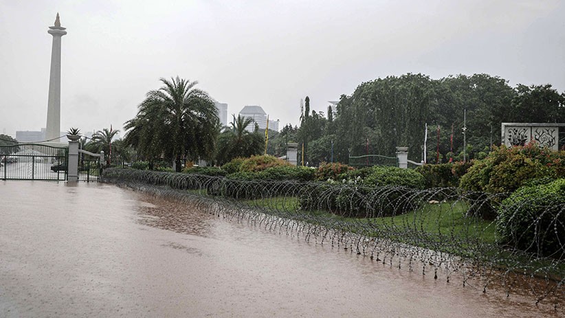 Penampakan Pintu Masuk Monas Terendam Banjir - Bagian 2