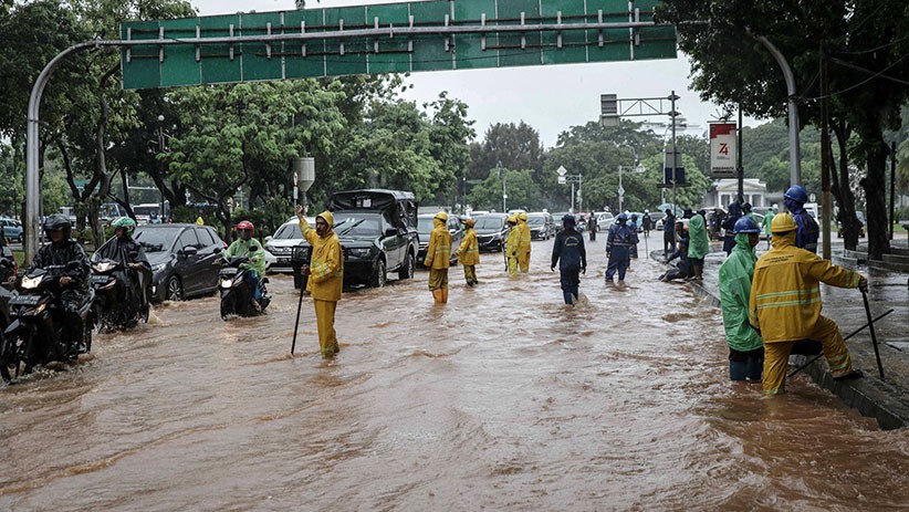 Penampakan Pintu Masuk Monas Terendam Banjir - Bagian 3