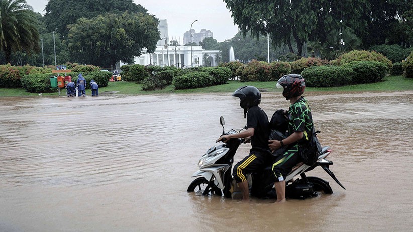 Penampakan Pintu Masuk Monas Terendam Banjir - Bagian 4