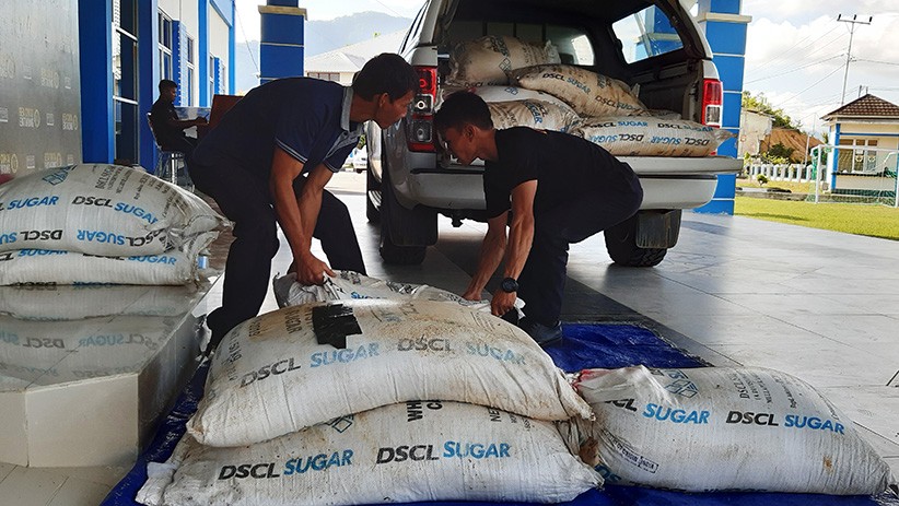 Operasi Gabungan Gagalkan Penyelundupan 2 Ton Gula Rafinasi dari Malaysia - Bagian 2
