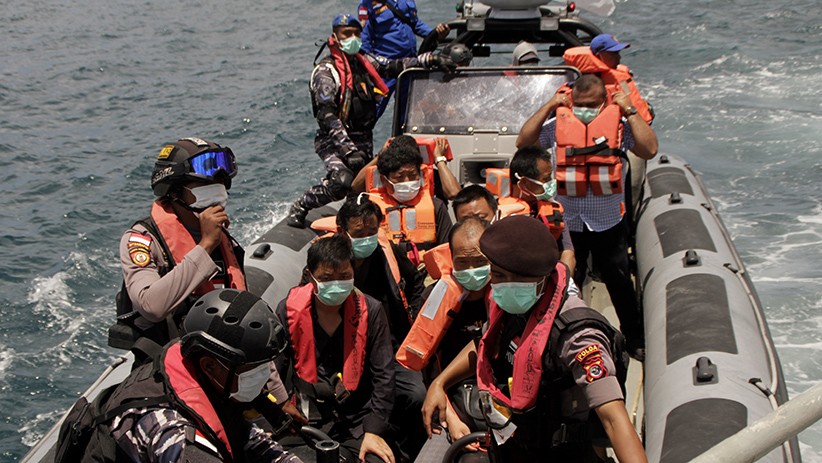 TNI AL dan Polisi Temukan 6 Warga China Terdampar di Perairan Rote Ndao - Bagian 1