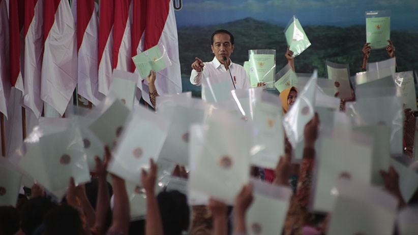 Presiden Jokowi Bagikan 2.000 Sertifikat Tanah kepada Warga Yogyakarta - Bagian 1