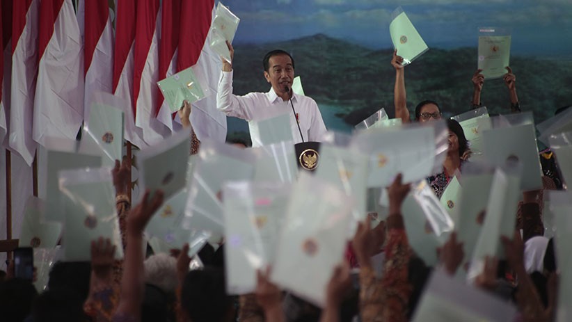 Presiden Jokowi Bagikan 2.000 Sertifikat Tanah kepada Warga Yogyakarta - Bagian 2